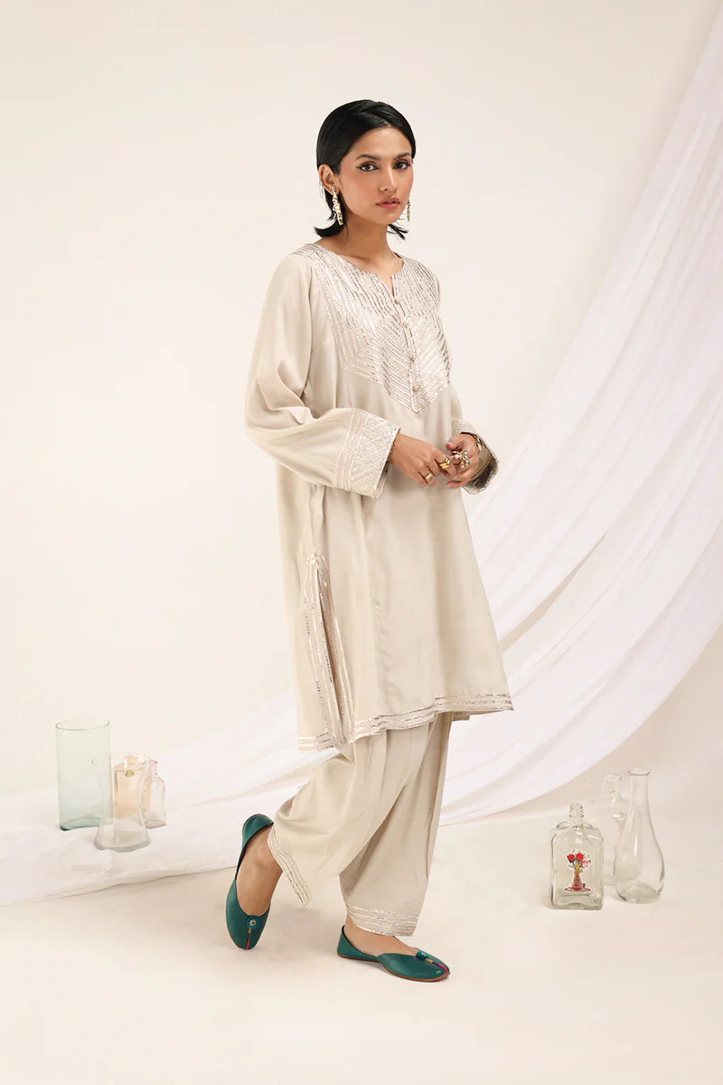 Sunehri Naqsh Zareen Suit - Image 4